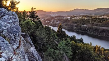 Las cabañas frente a una