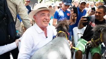 Expresidente Álvaro Uribe entregó potrillo