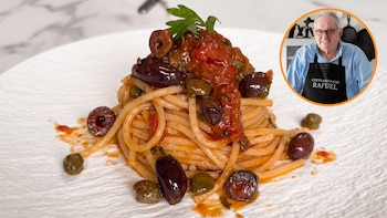 El chef Rafael Antonio prepara la receta que demuestra que no hace falta pasarse dos horas en la cocina para tener un plato con muchísimo sabor mediterráneo