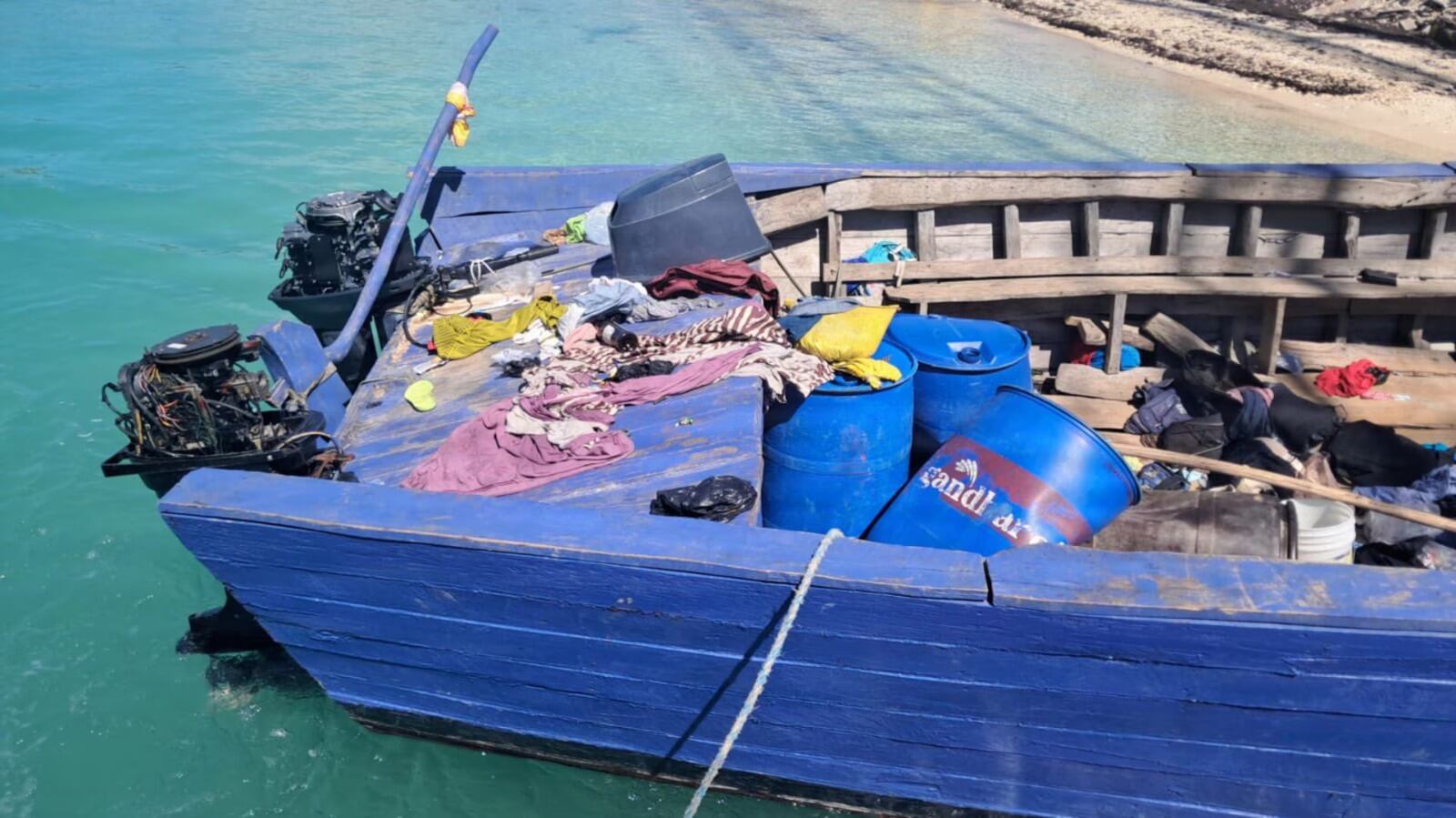 Personal de la Guardia Costera suministró chalecos salvavidas y coordinó la asistencia para los migrantes en alta mar. (USCG)