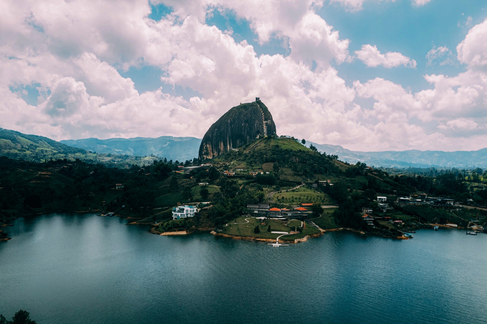 . El monolito tiene aproximadamente 220 metros de altura y se encuentra entre Guatapé y El Peñol- crédito La Piedra Del Peñol de Guatapé / Facebook