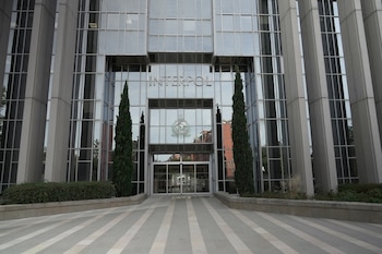 La Interpol sostiene que los delincuentes han conservado alrededor del 99% de sus ganancias ilegales y busca facilitar el rastreo y la confiscación de activos (AP Foto/John Leicester)