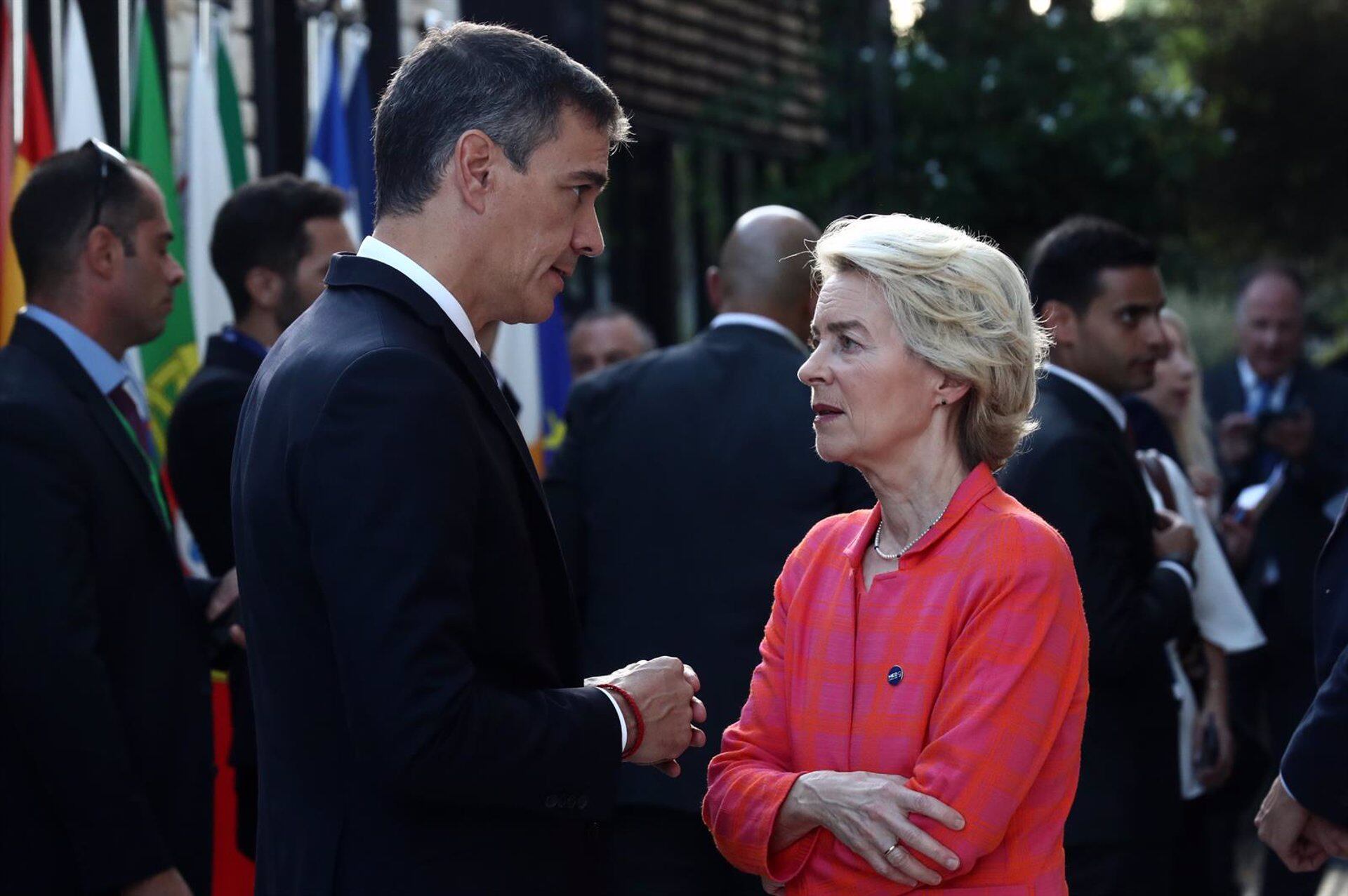El presidente del Gobierno, Pedro Sánchez y la presidenta de la Comisión Europea, Ursula Von der Leyen, durante la Cumbre del MED9, a 11 de octubre de 2024. (Pool Moncloa/Fernando Calvo/Europa Press)