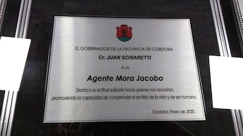 El gobernador de la provincia también le otorgó una placa en reconocimiento (@nachocadario)