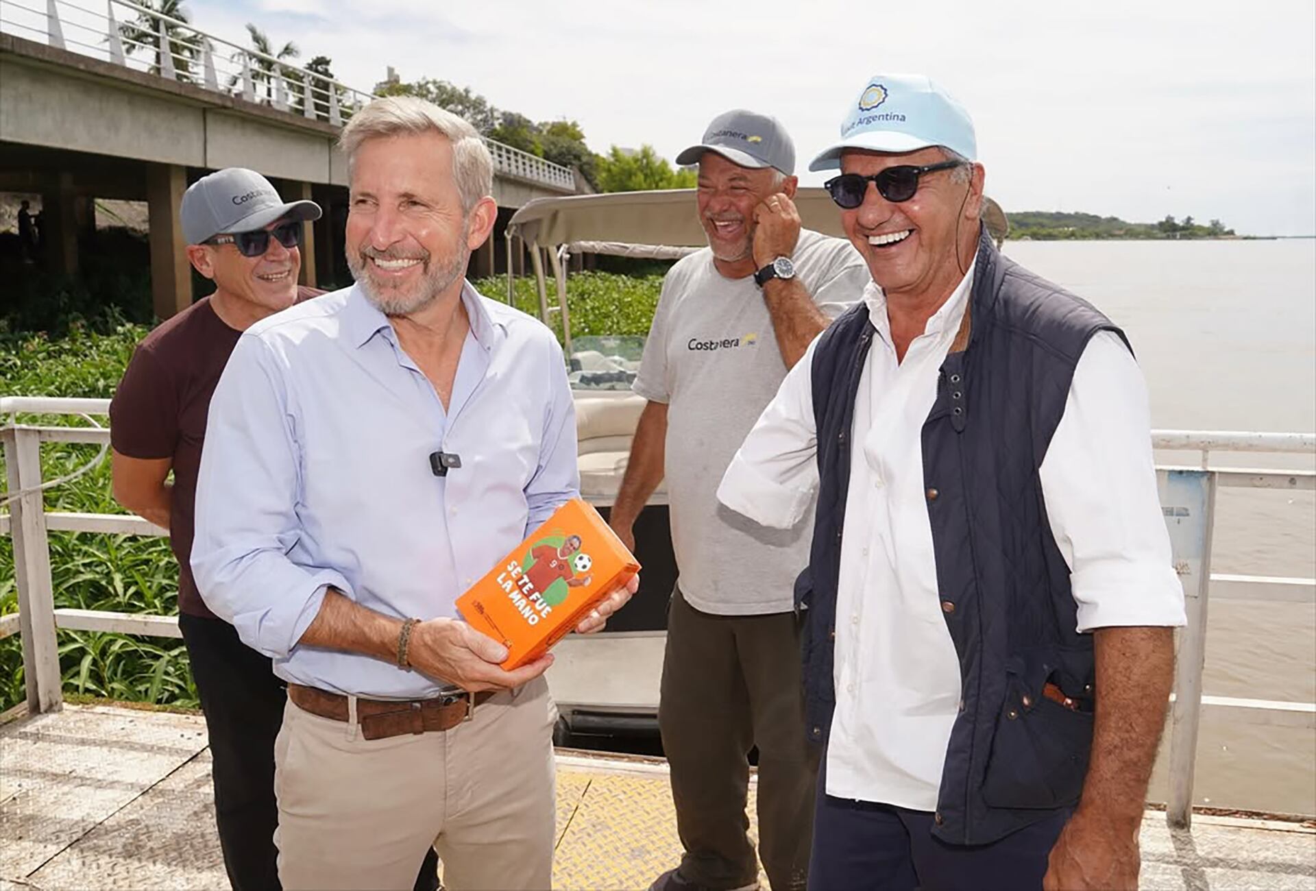 El gobernador de Entre Ríos, Rogelio Frigerio, también recibió el souvenir yerbatero de Scioli en donde se lee la frase