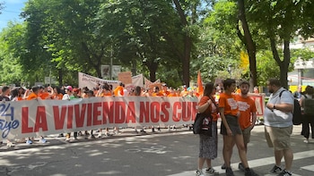 Miles de personas se manifiestan en Madrid al grito de “la vivienda nos cuesta la vida”: “Trabajamos la mayoría de los días para el casero”