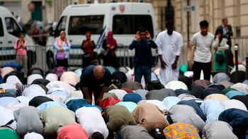 Musulmanes rezan en la calle,