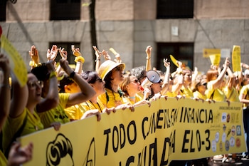 Manifestantes portan pancarta con lema 'Todo comienza en la infancia'.(Gabriel Luengas / Europa Press)