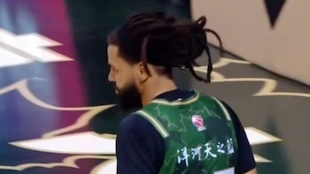 J. Cole debutó y jugó un solo partido en la Asociación China de Baloncesto con los Nanjing Monkey Kings por problemas de visa (Captura de video)
