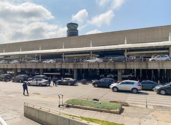 La entrada del aeropuerto internacional