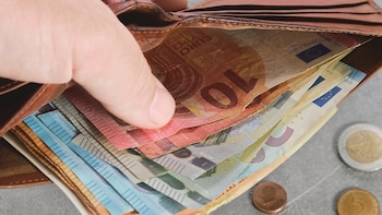 Un hombre muestra sus ahorros. (Freepik)