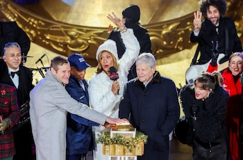 El alcalde de la ciudad de Nueva York, Eric Adams, presiona el botón para encender el árbol de Navidad durante la ceremonia de iluminación del árbol de Navidad del Rockefeller Center de 2024 en Manhattan, en la ciudad de Nueva York.