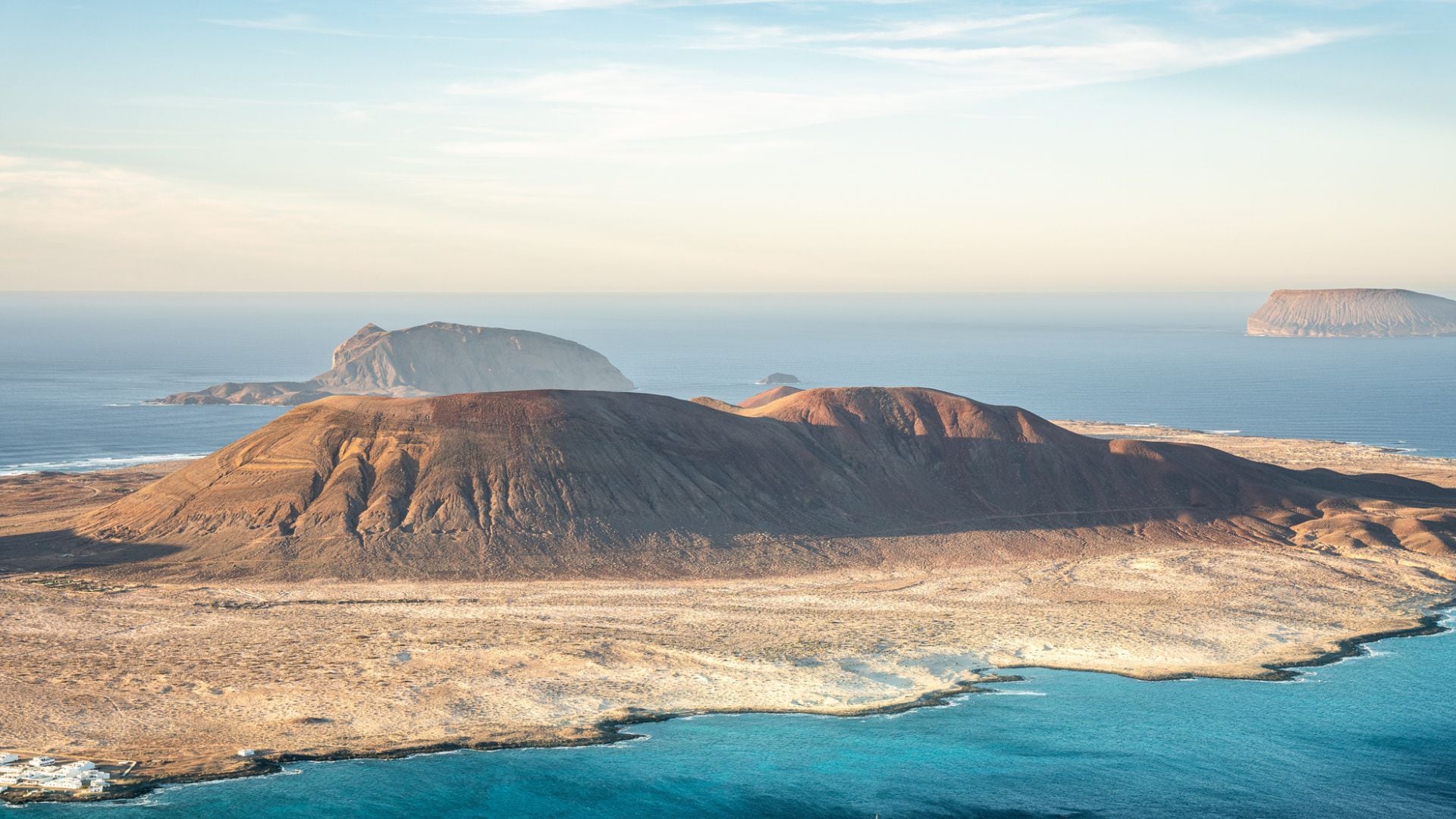 La limitada isla española que no llega a los mil habitantes: un paraíso natural con casas blancas de pescadores y aguas turquesas