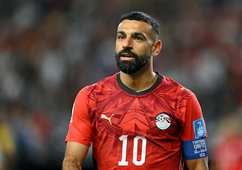 Egipto ofrece una camiseta roja con geometrías tonales y detalles dorados en la marca (Reuters/Troy Wayrynen)