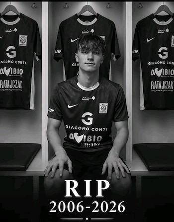 Retrato en blanco y negro de un joven sentado en un vestuario deportivo con la inscripción RIP y los años 2006-2026 en la parte inferior