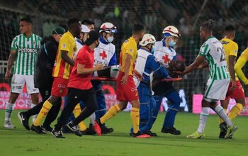 Desplazamiento de Baldomero Perlaza a la ambulancia durante encuentro por la Copa BetPlay