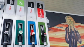 La rebaja fiscal a los carburantes llega a su fin: el Gobierno debe decidir si prorroga los descuentos o aprueba nuevas ayudas mientras la gasolina y el diésel se disparan
