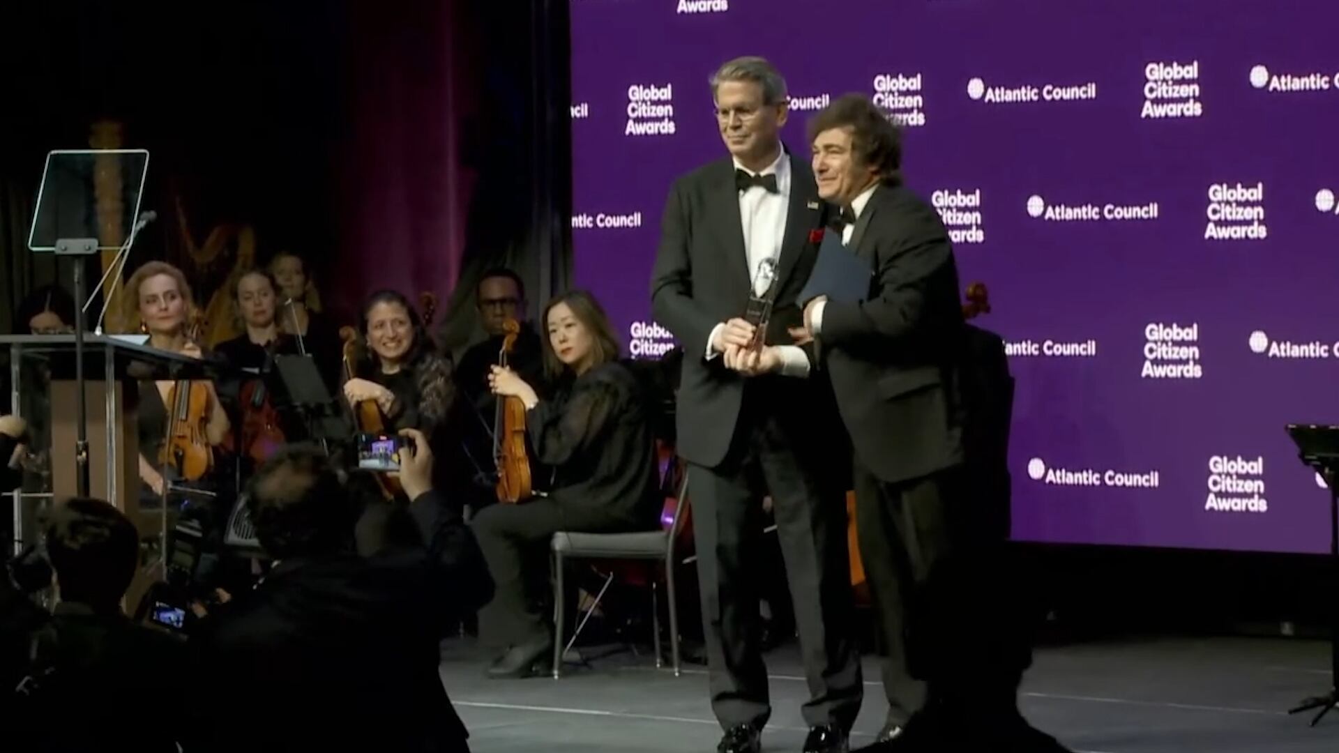 El secretario del Tesoro de EEUU, Scott Bessent, le entregó el premio Ciudadano Global 2025 al presidente Javier Milei