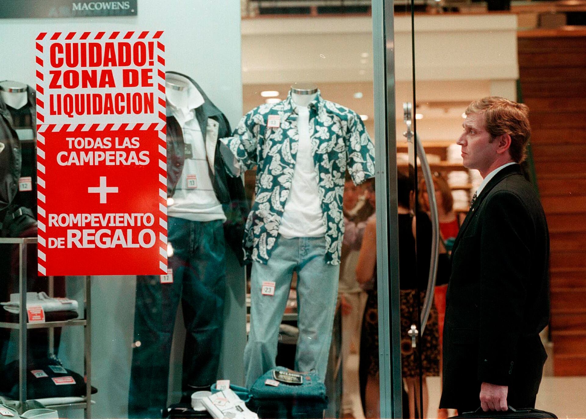 ****nacp2
NOTICIAS ARGENTINAS
010-BAIRES, ENERO 7: Un hombre observa la vidriera de una casa de ropas que muestra un cartel de liquidacion para captar la atencion de los clientes.
Foto: DAMIAN DOPACIO.****