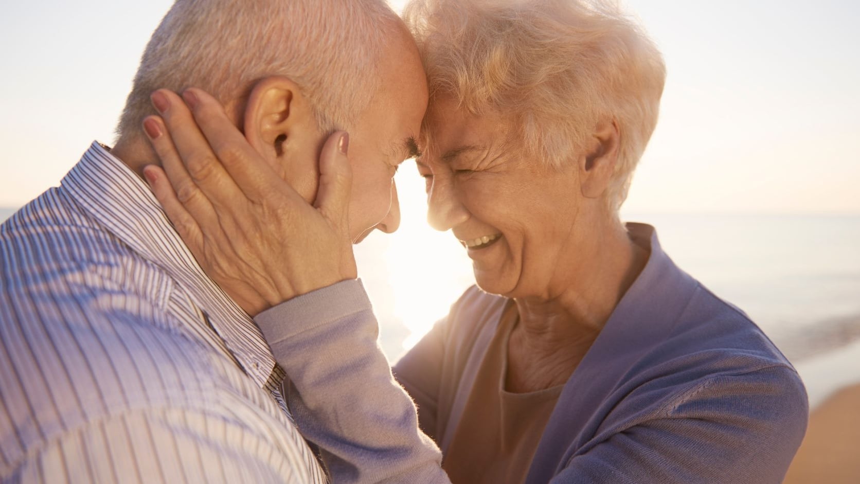 El secreto científico de quienes mantienen la “chispa del amor” toda la vida, más allá de la edad