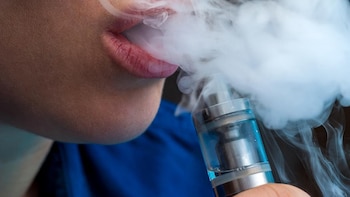 La represión contra los vapeadores no es suficiente, según informe