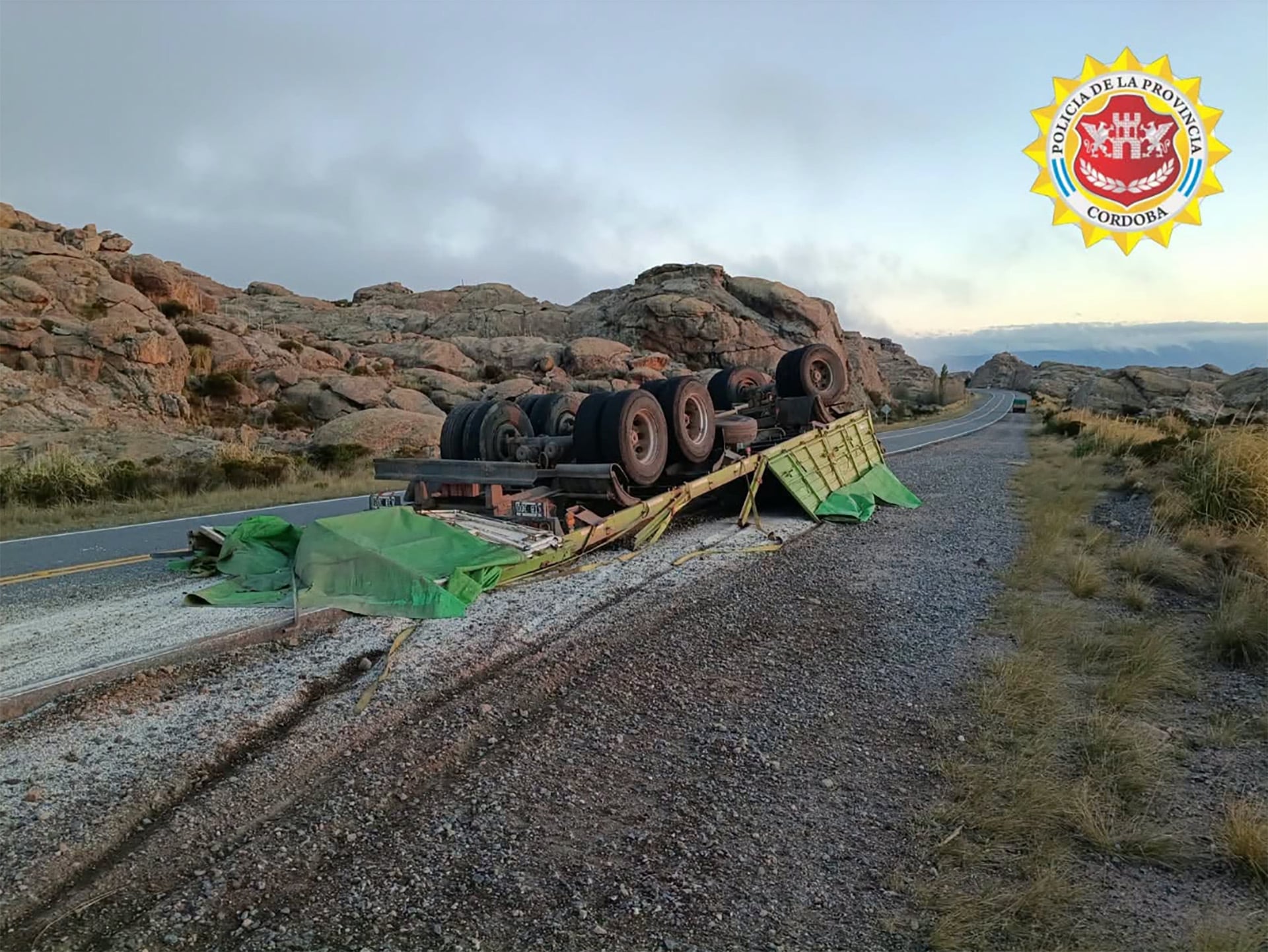 Accidente de tránsito en Altas Cumbres volcó un camión con acoplado