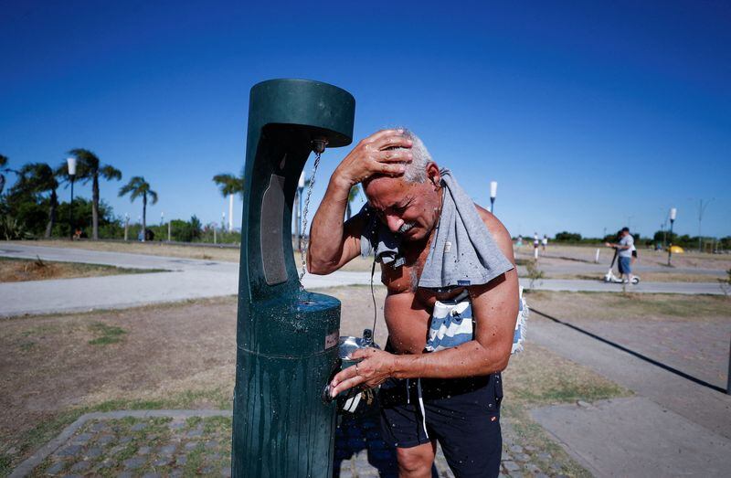 Las personas mayores presentan mayor vulnerabilidad ante las olas de calor en las áreas urbanas de América Latina./REUTERS/Agustín Marcarian