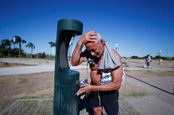 Reconocer los síntomas del golpe de calor es esencial para prevenir daños en órganos vitales y evitar resultados fatales (Reuters)