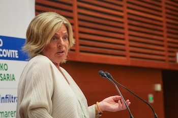 31/05/2025 La presidenta de COVITE, Consuelo Ordóñez, interviene durante el acto de entrega del Premio COVITE a 'La Infiltrada', en el Palacio de Congresos Kursaal, a 31 de mayo de 2025, en San Sebastián, Guipúzcoa, País Vasco (España). El Colectivo de Víctimas del Terrorismo (COVITE) otorga su XXIV Premio Internacional a la película 'La Infiltrada', dirigida por Arantxa Echevarría y protagonizada por Carolina Yuste, por su "enorme valor a la memoria colectiva sobre lo que fue el terrorismo de ETA" y por dignificar, a través del cine, a las víctimas y a los "héroes anónimos" que se enfrentaron a la banda terrorista. La película, basada en hechos reales, narra la historia de una joven agente de la Policía Nacional que, con solo 20 años, logró infiltrarse en ETA y proporcionar información clave para desarticular el comando Donosti.
POLITICA
Unanue - Europa Press