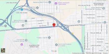 Mapa digital de calles y avenidas con nombres de barrios, iconos de servicios y un marcador rojo en una arteria vial