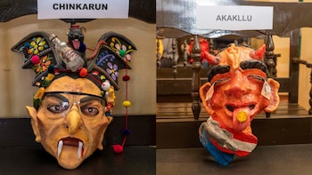 Figuras de cerdos, billetes y