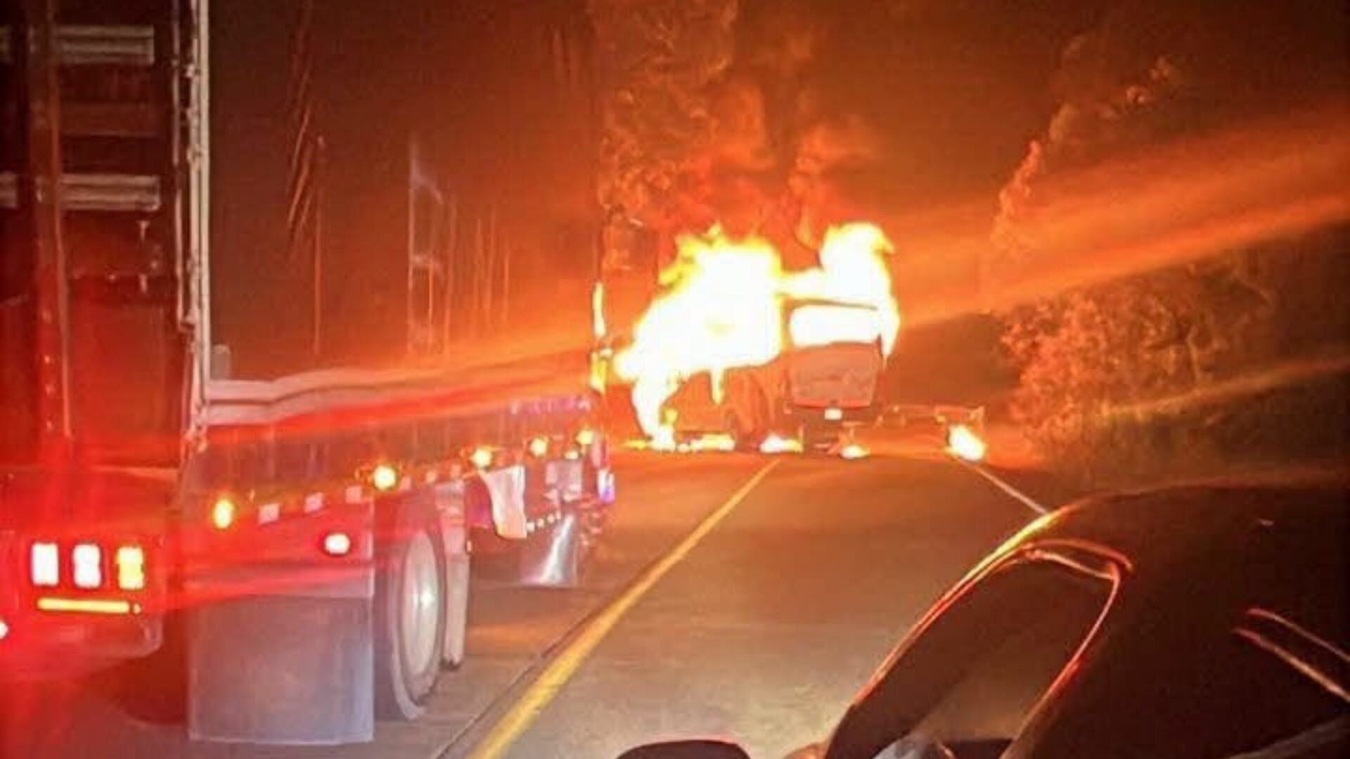El bus quedó en llamas en la mitad de la vía - crédito imagen suministrada a Infobae Colombia