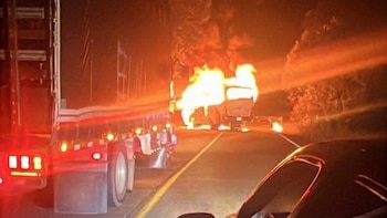 Hombres armados incineraron un bus en Antioquia y obligaron a los pasajeros a descender del vehículo antes de quemarlo