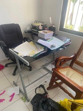 Los delincuentes revisaron documentación de