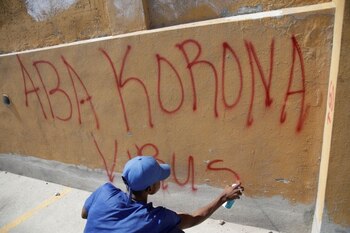 Un manifestante pinta un graffiti