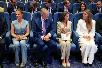 Los reyes y la princesa Leonor apoyan a la infanta Sofía en su primer discurso (EFE)
