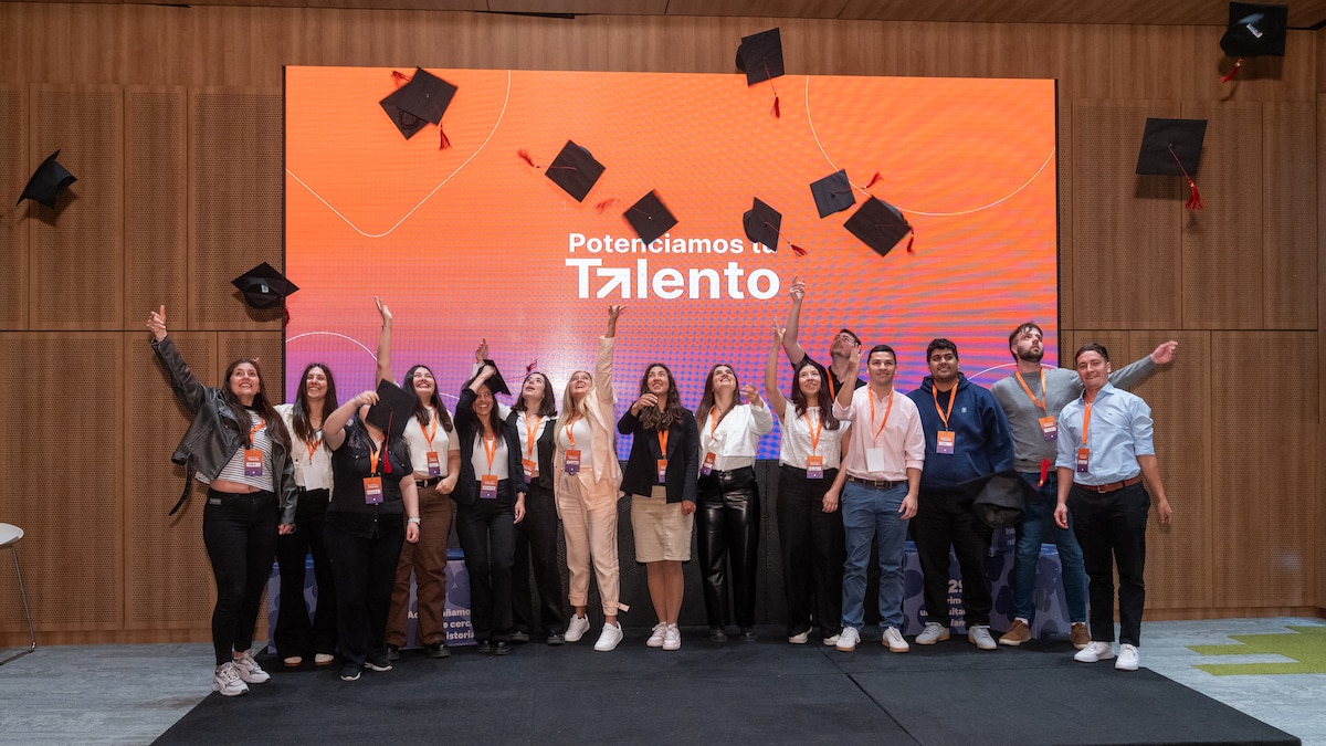 Oficina y personal de banco Galicia trabajando en iniciativas de sustentabilidad