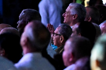 El líder cubano asistió al teatro Karl Marx para un homenaje por el centenario de su hermano Fidel, acompañado por Miguel Díaz-Canel, miembros de la cúpula del Partido Comunista y otros familiares (YAMIL LAGE / AFP)