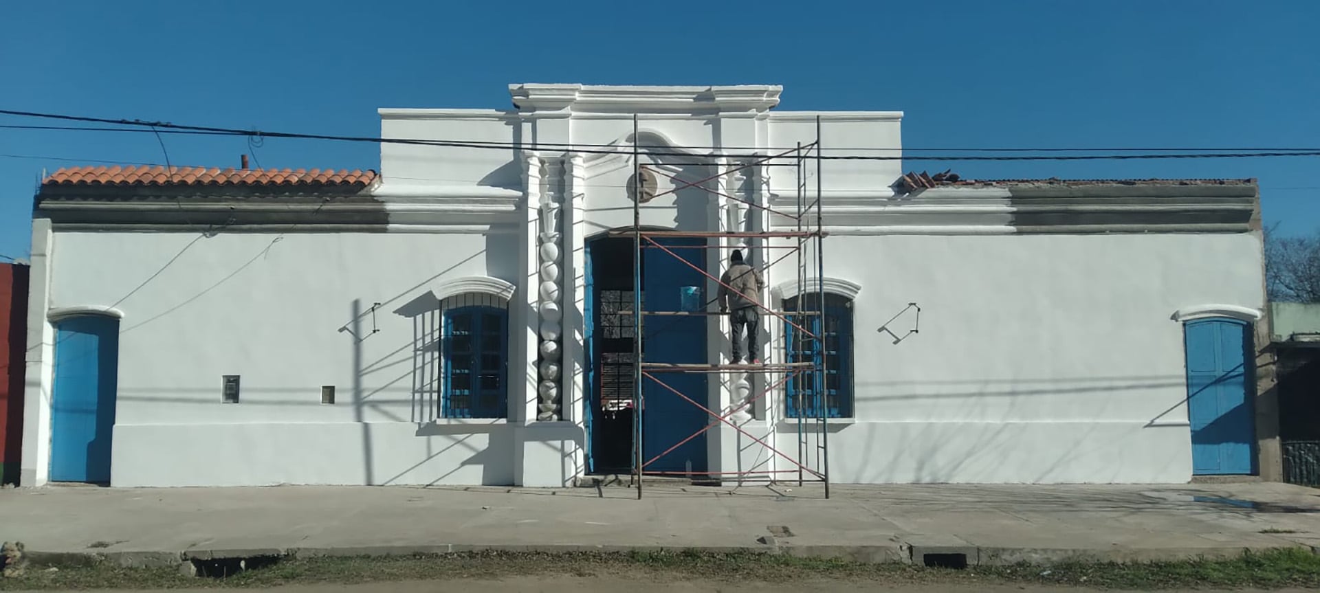 A medida que pasaban los años, la casa iba tomando forma. Esta foto se la ve a Luis arriba de un andamio pintando la fachada de blanco
