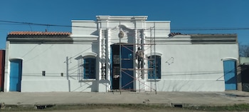 Construyó una réplica de la Casa de Tucumán por amor a su mujer: está menos de dos horas de CABA y esconde una historia fascinante