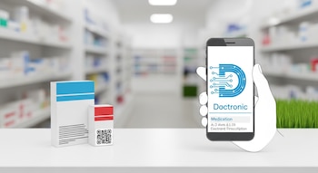 Una mano sostiene un smartphone con una receta electrónica Doctronic y dos cajas de medicamentos en el mostrador de una farmacia con estanterías borrosas.