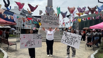 Mujeres exhibieron 480 pantis en Panamá para reafirmar apoyo al proyecto que elimina impuesto a los productos menstruales