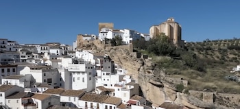 En Setenil de las Bodegas, las casas se construyen aprovechando la cornisa rocosa del cañón, creando calles donde la piedra sirve de techo y pared (captura de video)
