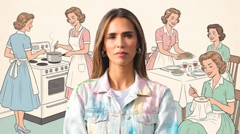 Una mujer de cabello castaño claro en primer plano, rodeada de cinco figuras femeninas animadas estilo años cincuenta, cocinando, sirviendo y bordando.