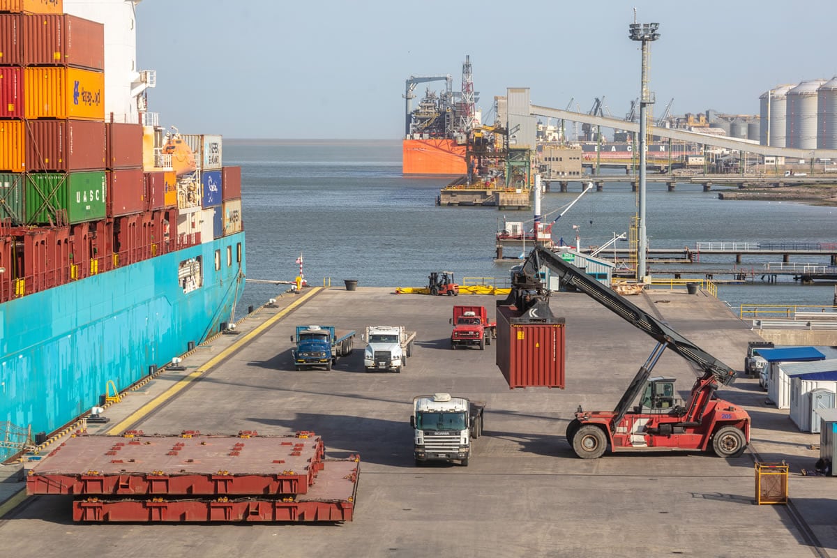 El puerto de Bahía Blanca opera de manera limitada