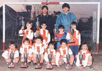 Jorge, parado con campera azul, posa con el equipo de Lionel (segundo de los agachados, de izquierda a derecha) en Abanderado Grandoli