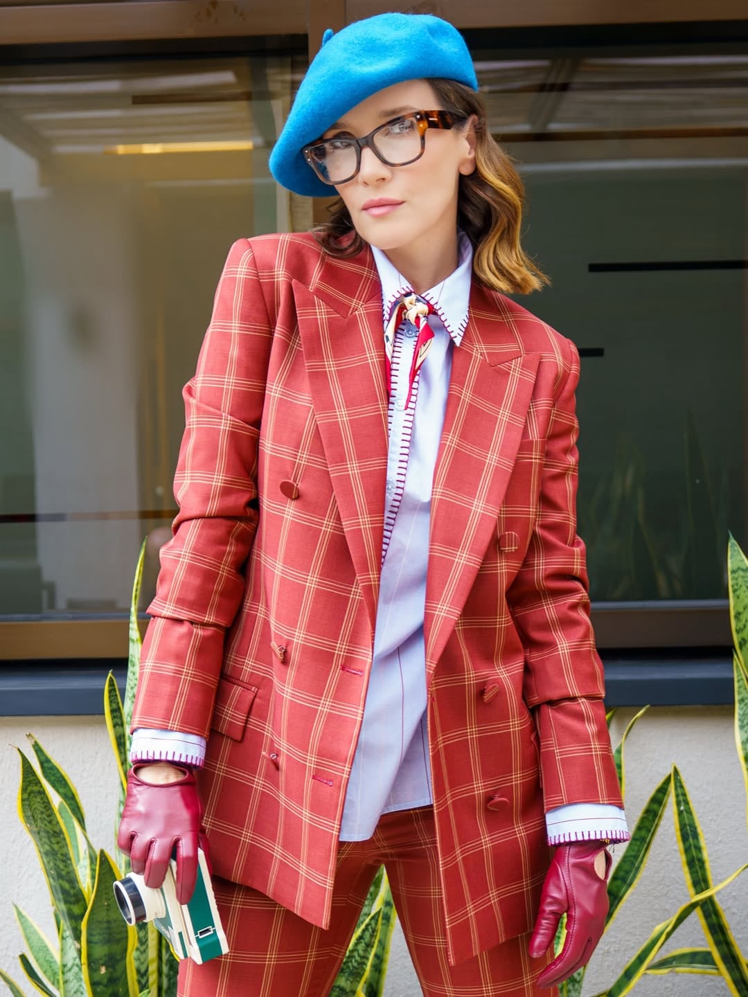 El look de Oreiro en la premiere incluyó camisa celeste, pañuelo de seda, guantes burdeos, boina azul y gafas de carey