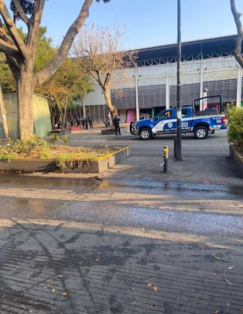 Agentes de la Secretaría de Seguridad Ciudadana de la CDMX detuvieron al presunto responsable del disparo tras la intervención de la gente. (Facebook)