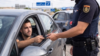 ¿Puede la policía revisar tu celular si te detiene en la calle o mientras manejas? Esto dice la ley en España