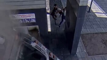 Un par de jóvenes se